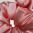 Luxe Satijnen Scrunchie – Zacht voor je Haar, Sterk in Stijl – Peach