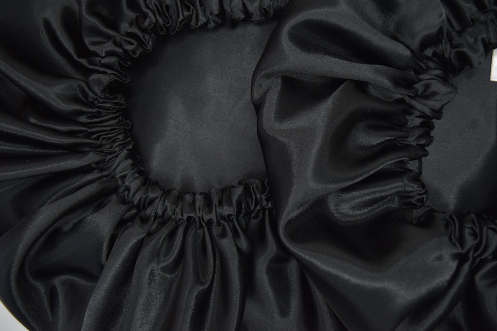 Dubbelzijdige Satijnen Jongens Bonnet – Black | Zacht & Beschermend voor Kinderhaar