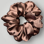 Luxe Satijnen Scrunchie – Zacht voor je Haar, Sterk in Stijl – Chocoladebruin