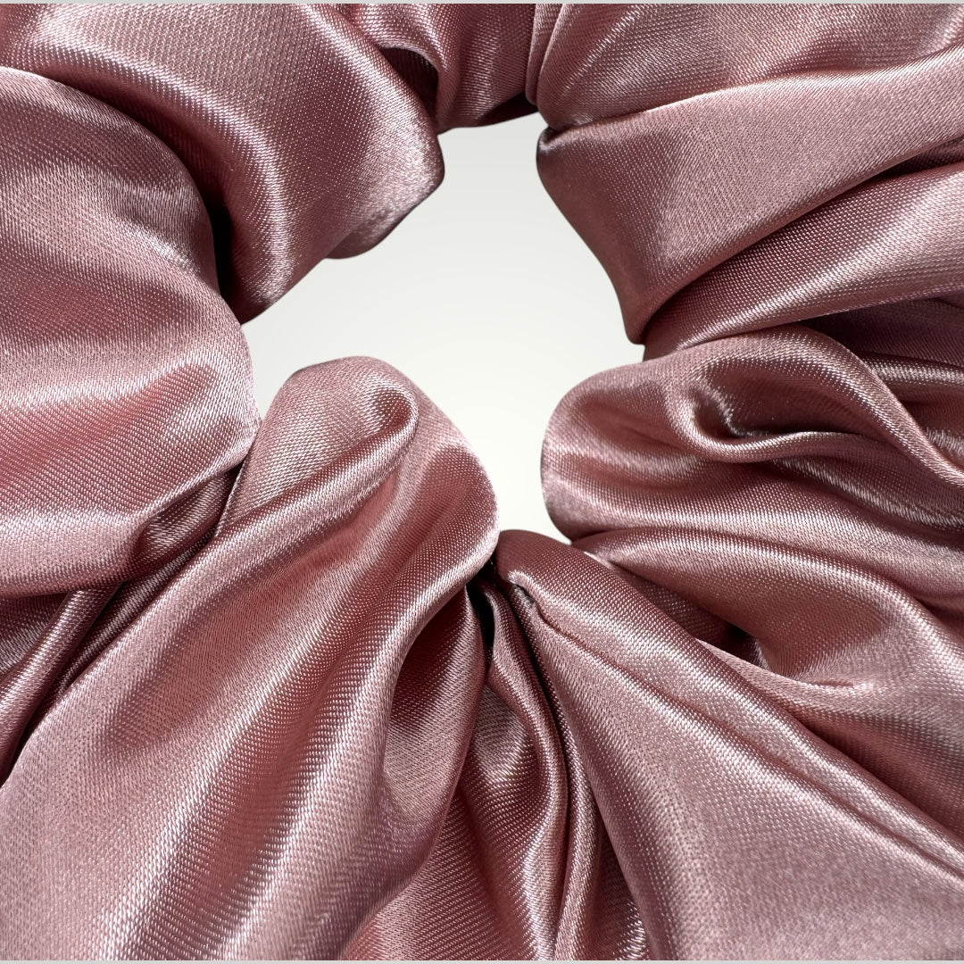 Luxe Satijnen Scrunchie – Zacht voor je Haar, Sterk in Stijl – Oudroze