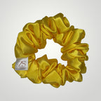 Luxe Satijnen Scrunchie – Zacht voor je Haar, Sterk in Stijl – Yellow