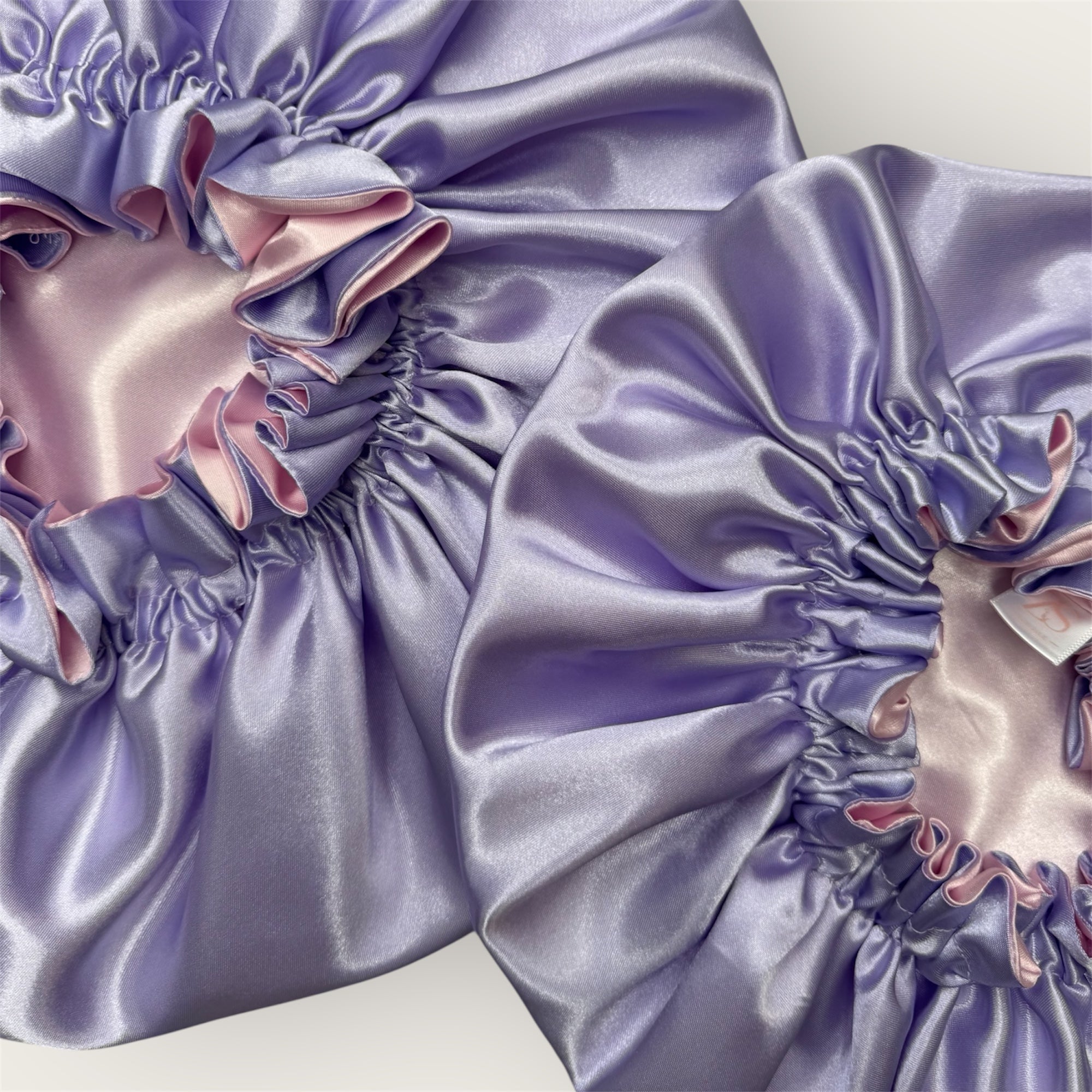 Mama & Mini Satin Set – Dubbelzijdige Bonnet voor Moeder & Kind – Lilac Blush