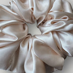 Luxe Satijnen Scrunchie – Zacht voor je Haar, Sterk in Stijl – Cream