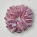 Luxe Satijnen Scrunchie – Zacht voor je Haar, Sterk in Stijl – Baby Pink