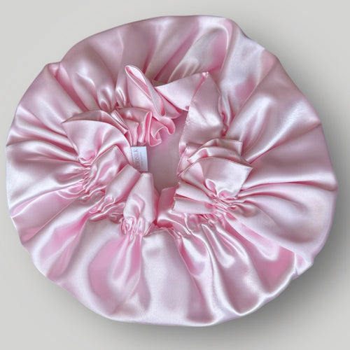 Dubbelzijdige Satijnen Bonnet – Baby Pink | Luxe bescherming voor je haar