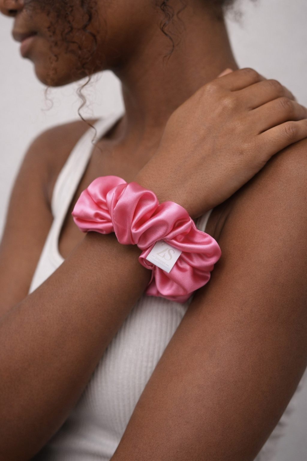 Luxe Satijnen Scrunchie – Zacht voor je Haar, Sterk in Stijl – Pink