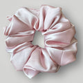 Luxe Satijnen Scrunchie – Zacht voor je Haar, Sterk in Stijl – Zacht Roze