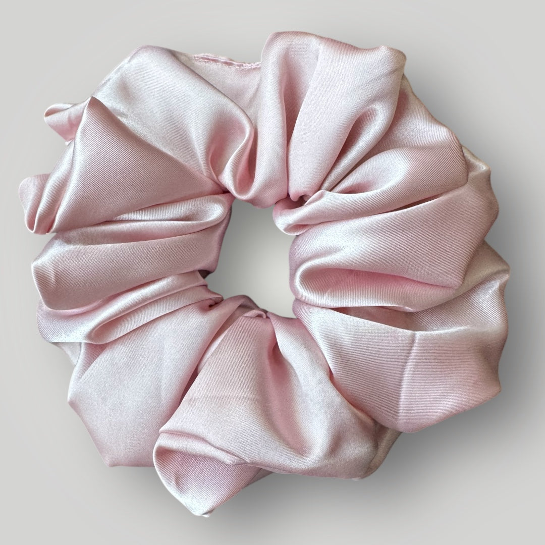 Luxe Satijnen Scrunchie – Zacht voor je Haar, Sterk in Stijl – Zacht Roze