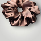 Luxe Satijnen Scrunchie – Zacht voor je Haar, Sterk in Stijl – Chocoladebruin