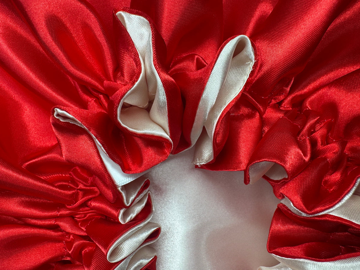 Dubbelzijdige Satijnen Bonnet – Red Cream