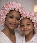 Mama & Mini Satin Set – Dubbelzijdige Bonnet voor Moeder & Kind – Soft Blush