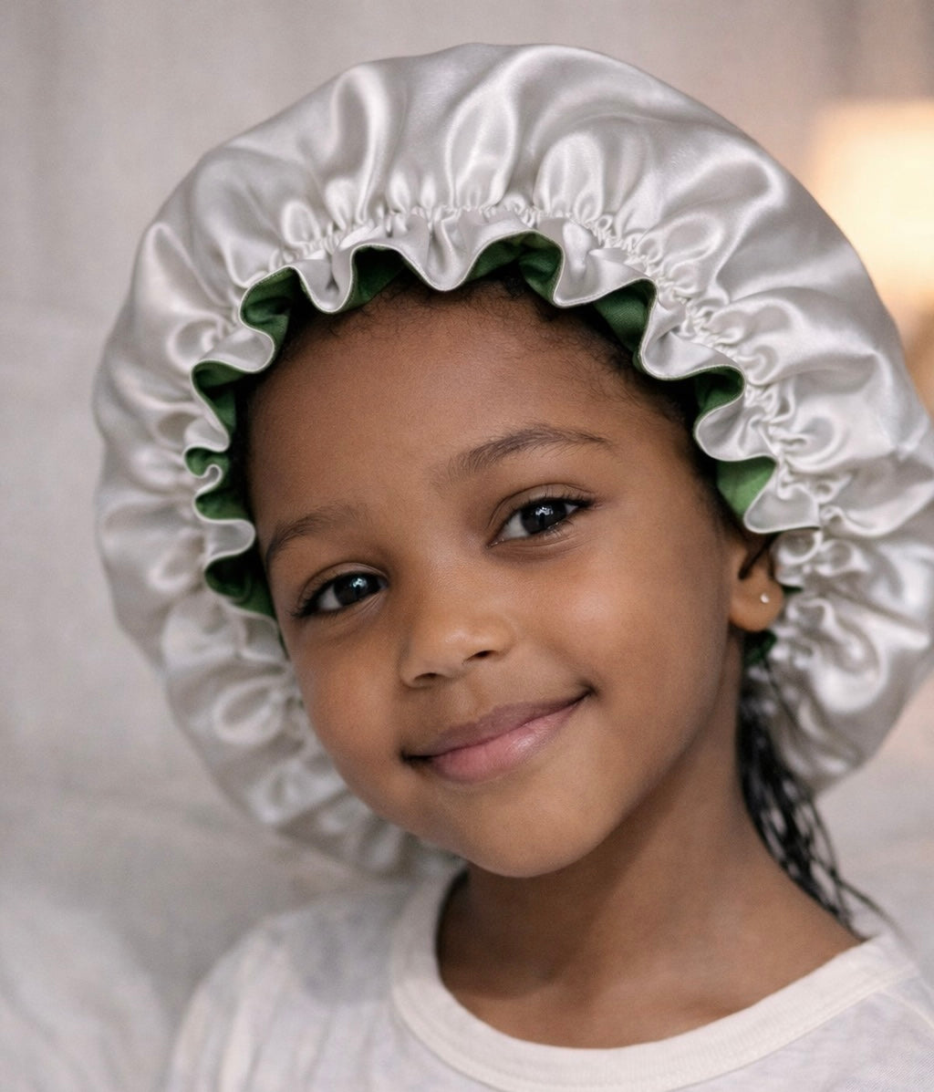 Mama & Mini Satin Set – Dubbelzijdige Bonnet voor Moeder & Kind – Cream Army