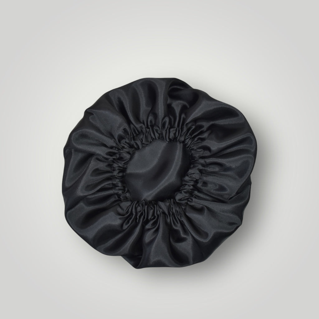 Dubbelzijdige Satijnen Jongens Bonnet – Black | Zacht & Beschermend voor Kinderhaar