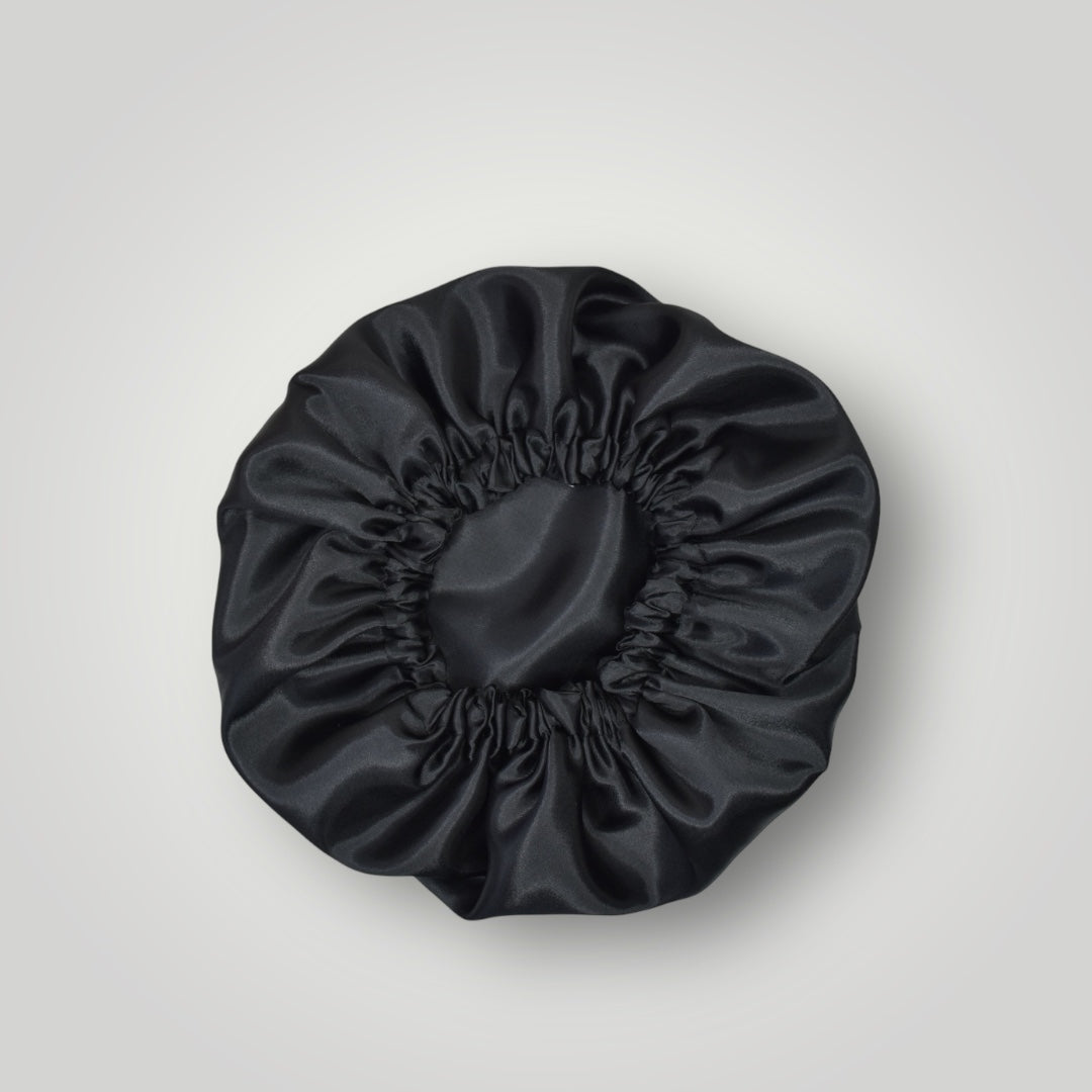 Dubbelzijdige Satijnen Jongens Bonnet – Black | Zacht & Beschermend voor Kinderhaar