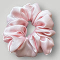 Luxe Satijnen Scrunchie – Zacht voor je Haar, Sterk in Stijl – Blush