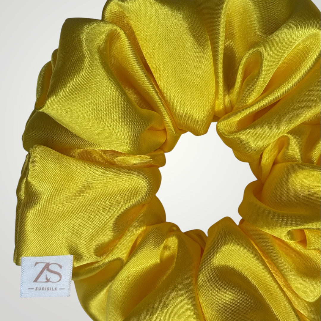 Luxe Satijnen Scrunchie – Zacht voor je Haar, Sterk in Stijl – Yellow
