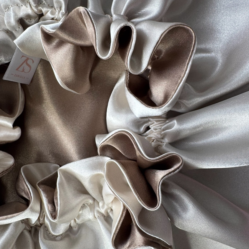 Dubbelzijdige Satijnen Meisjes Bonnet – Champagne Cream | Zacht & Beschermend voor Kinderhaar