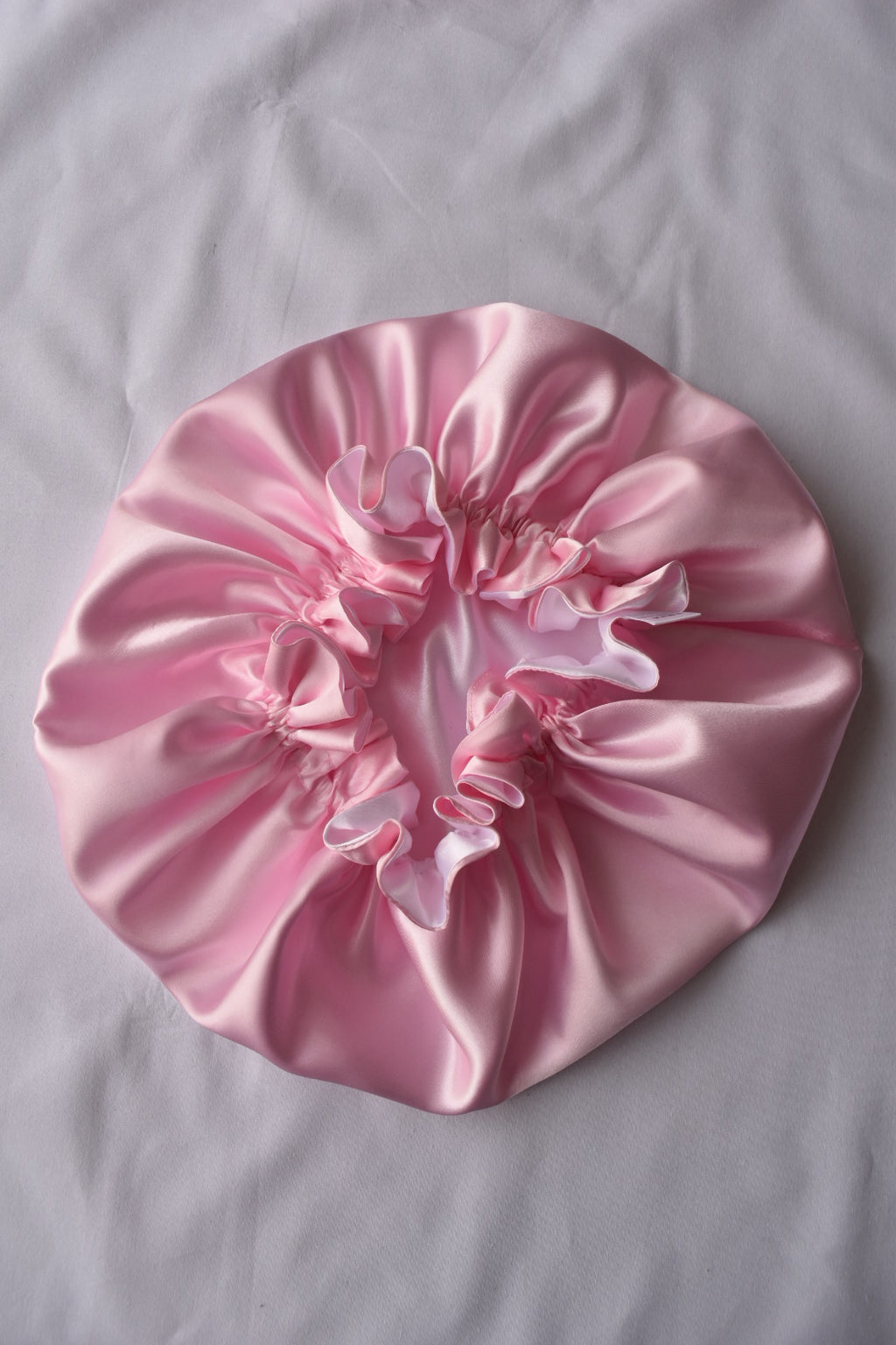 Dubbelzijdige Satijnen Bonnet – Pink White | Luxe bescherming voor je haar