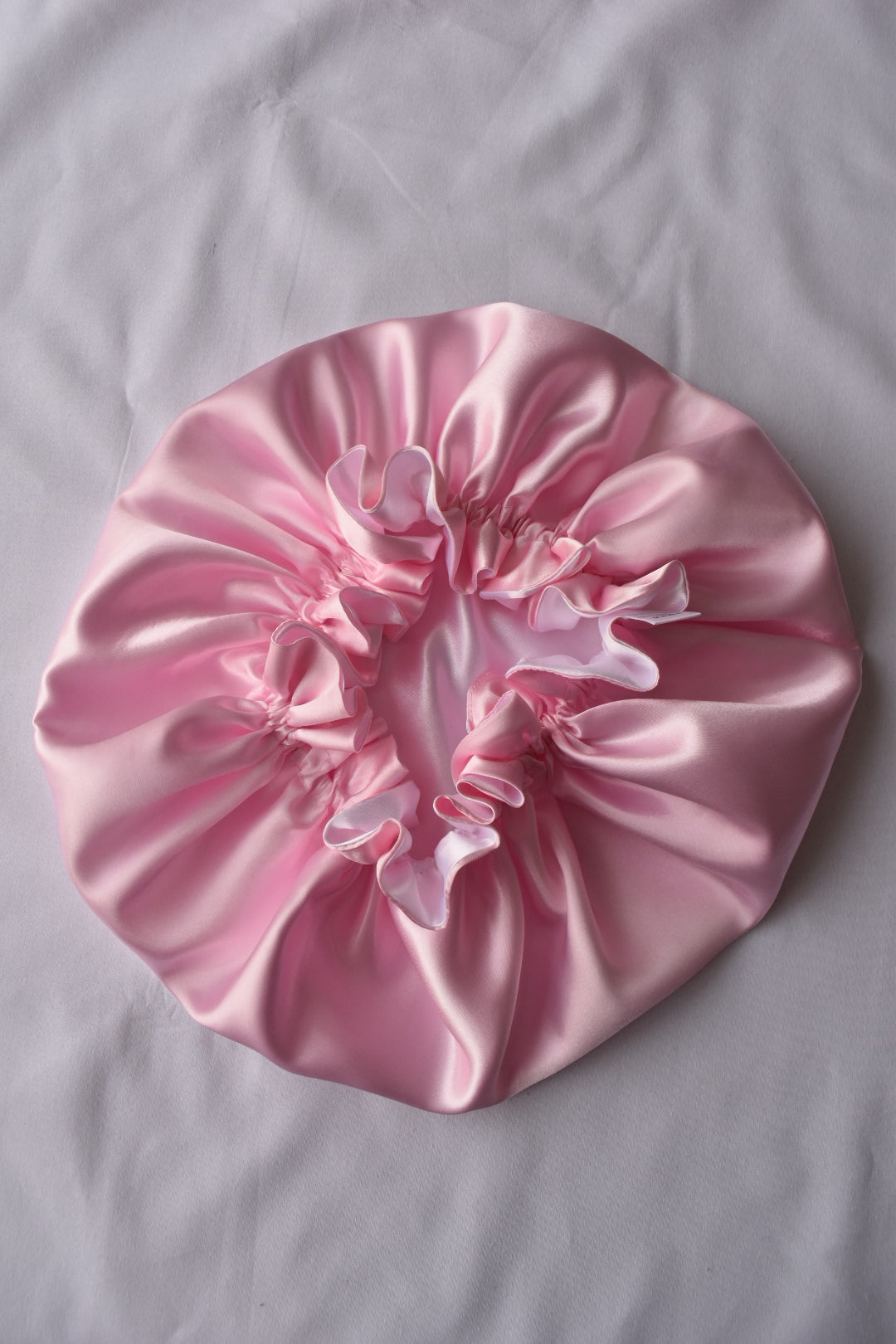 Dubbelzijdige Satijnen Bonnet – Pink White | Luxe bescherming voor je haar