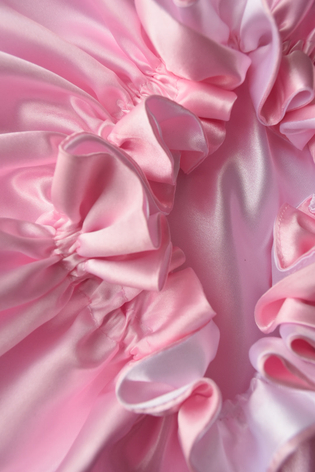 Dubbelzijdige Satijnen Bonnet – Pink White | Luxe bescherming voor je haar