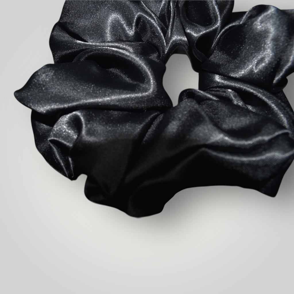 Luxe Satijnen Scrunchie – Zacht voor je Haar, Sterk in Stijl – Black