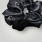 Luxe Satijnen Scrunchie – Zacht voor je Haar, Sterk in Stijl – Black