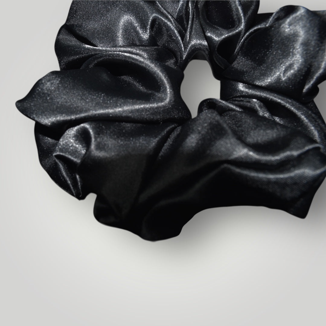 Luxe Satijnen Scrunchie – Zacht voor je Haar, Sterk in Stijl – Black
