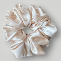 Luxe Satijnen Scrunchie – Zacht voor je Haar, Sterk in Stijl – Cream