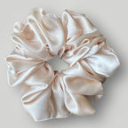 Luxe Satijnen Scrunchie – Zacht voor je Haar, Sterk in Stijl – Cream