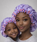 Mama & Mini Satin Set – Dubbelzijdige Bonnet voor Moeder & Kind – Lilac Blush