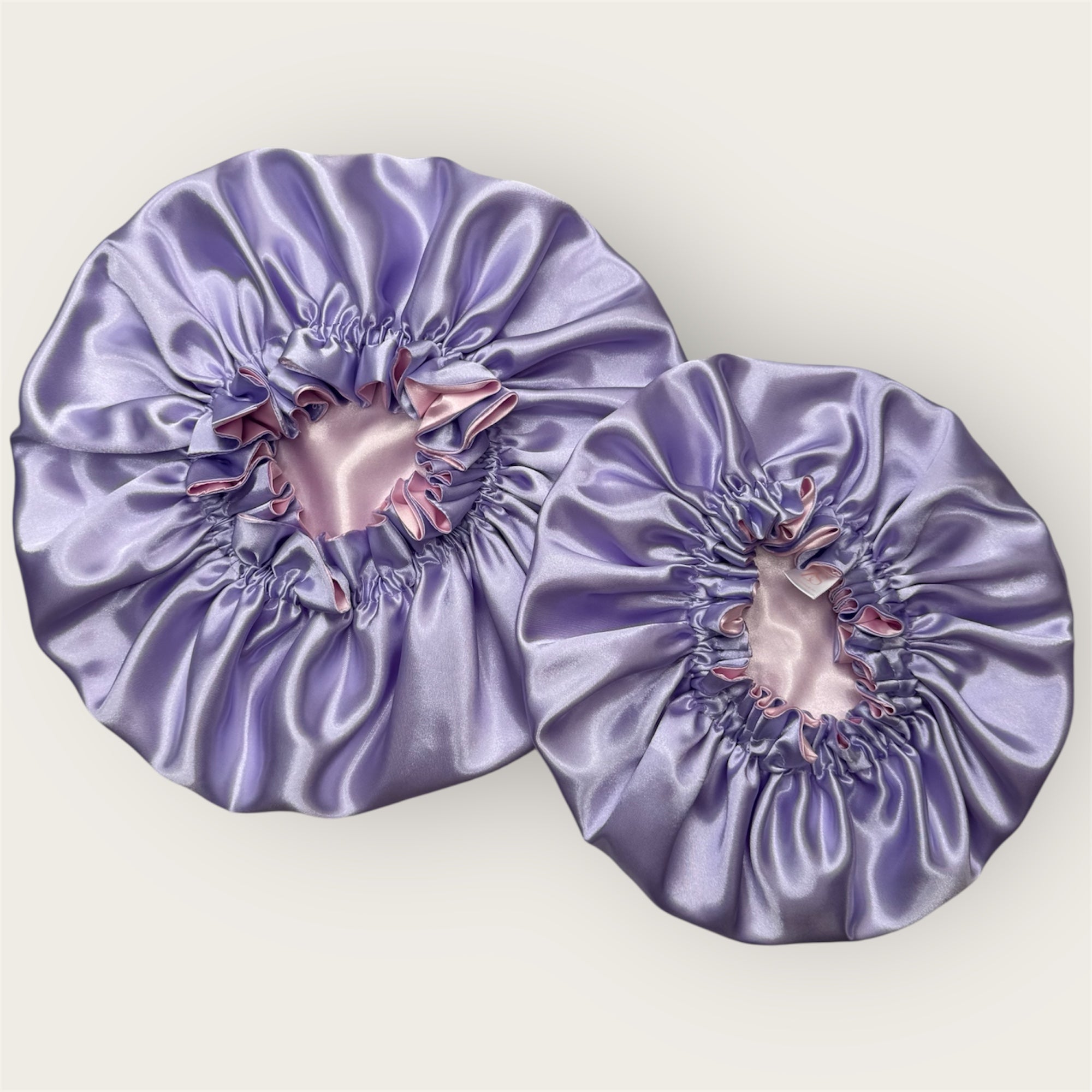 Mama & Mini Satin Set – Dubbelzijdige Bonnet voor Moeder & Kind – Lilac Blush