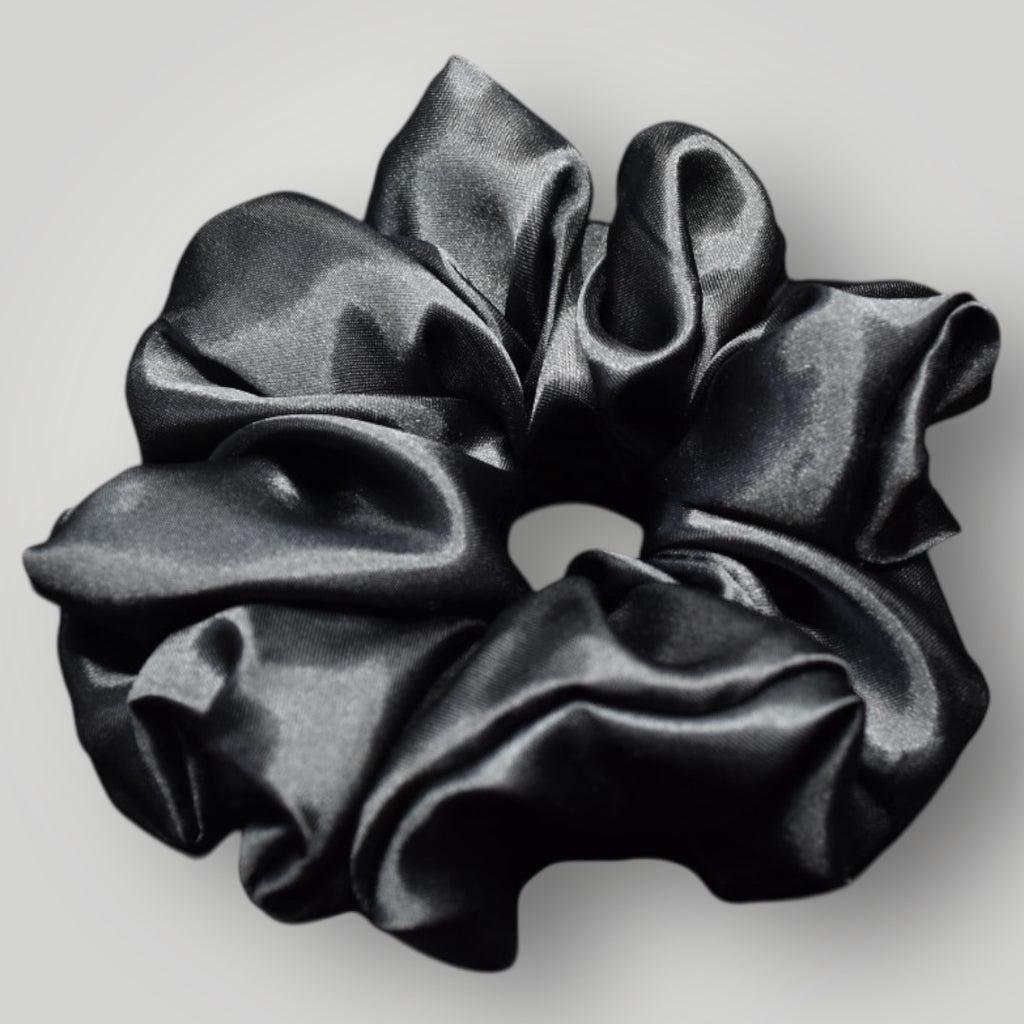 Luxe Satijnen Scrunchie – Zacht voor je Haar, Sterk in Stijl – Black