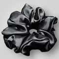 Luxe Satijnen Scrunchie – Zacht voor je Haar, Sterk in Stijl – Black