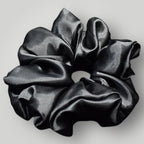 Luxe Satijnen Scrunchie – Zacht voor je Haar, Sterk in Stijl – Black