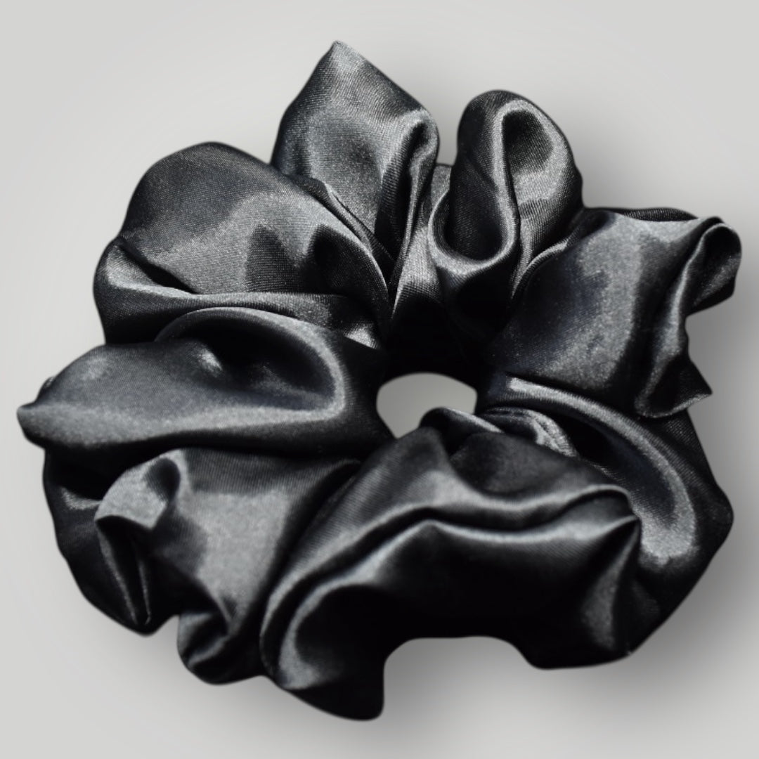 Luxe Satijnen Scrunchie – Zacht voor je Haar, Sterk in Stijl – Black