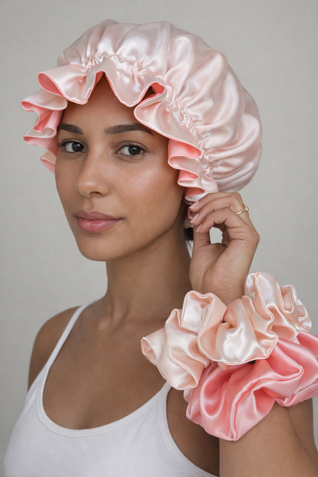 Satin Care Set – Dubbelzijdige  Bonnet & 2 Luxe Scrunchies – Peach Cream