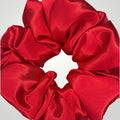 Luxe Satijnen Scrunchie – Zacht voor je Haar, Sterk in Stijl – Red