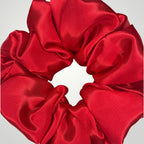 Luxe Satijnen Scrunchie – Zacht voor je Haar, Sterk in Stijl – Red