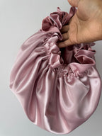 Dubbelzijdige Satijnen Bonnet – Soft Rosy | Luxe bescherming voor je haar