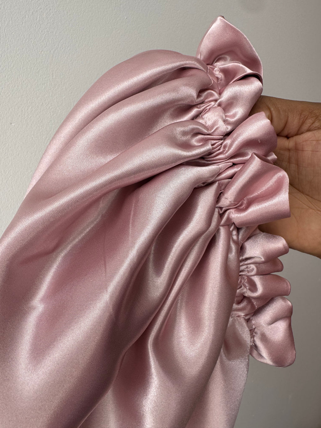 Dubbelzijdige Satijnen Bonnet – Soft Rosy | Luxe bescherming voor je haar