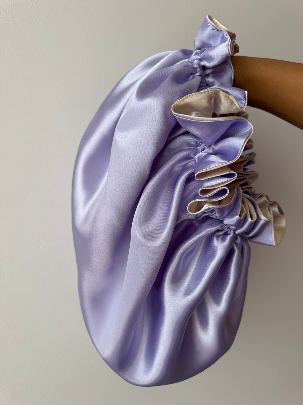 Dubbelzijdige Satijnen Bonnet – Lilac Cream | Luxe bescherming voor je haar