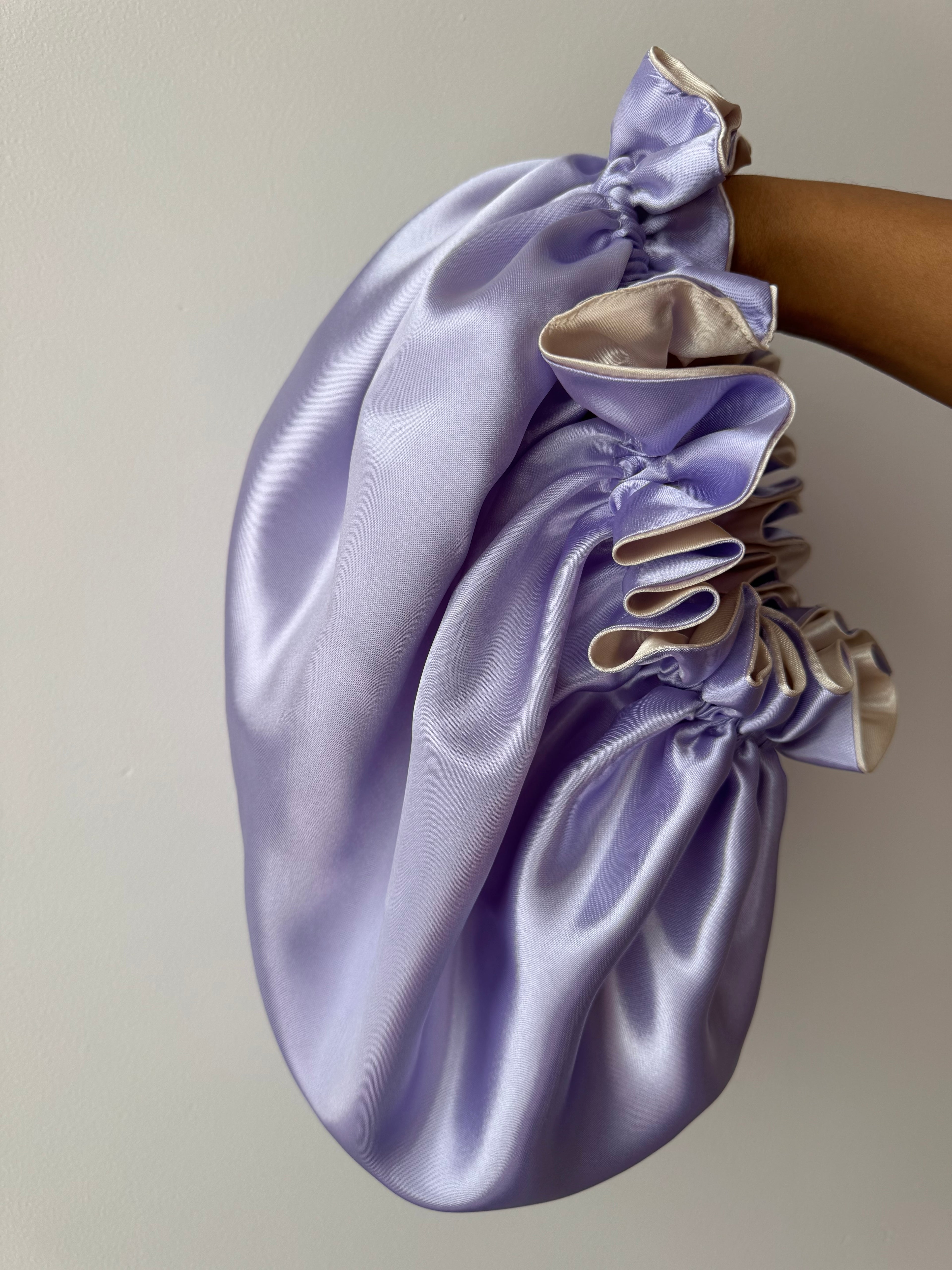 Dubbelzijdige Satijnen Bonnet – Lilac Cream | Luxe bescherming voor je haar