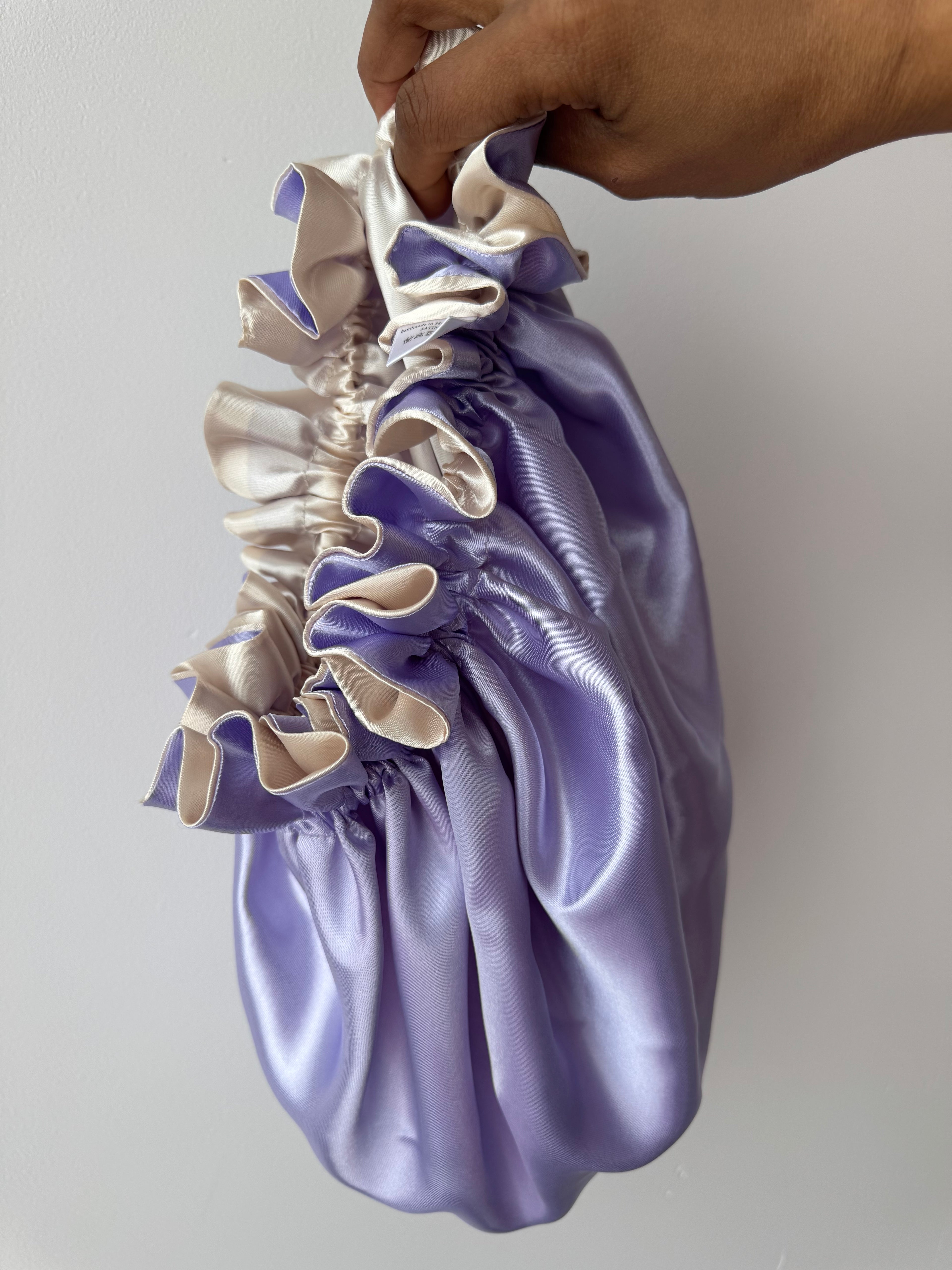 Dubbelzijdige Satijnen Bonnet – Lilac Cream | Luxe bescherming voor je haar