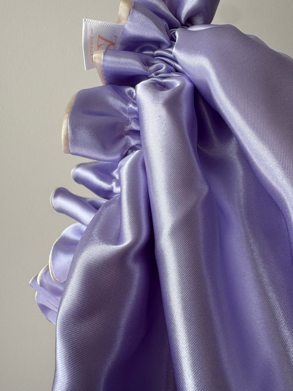 Dubbelzijdige Satijnen Bonnet – Lilac Cream | Luxe bescherming voor je haar
