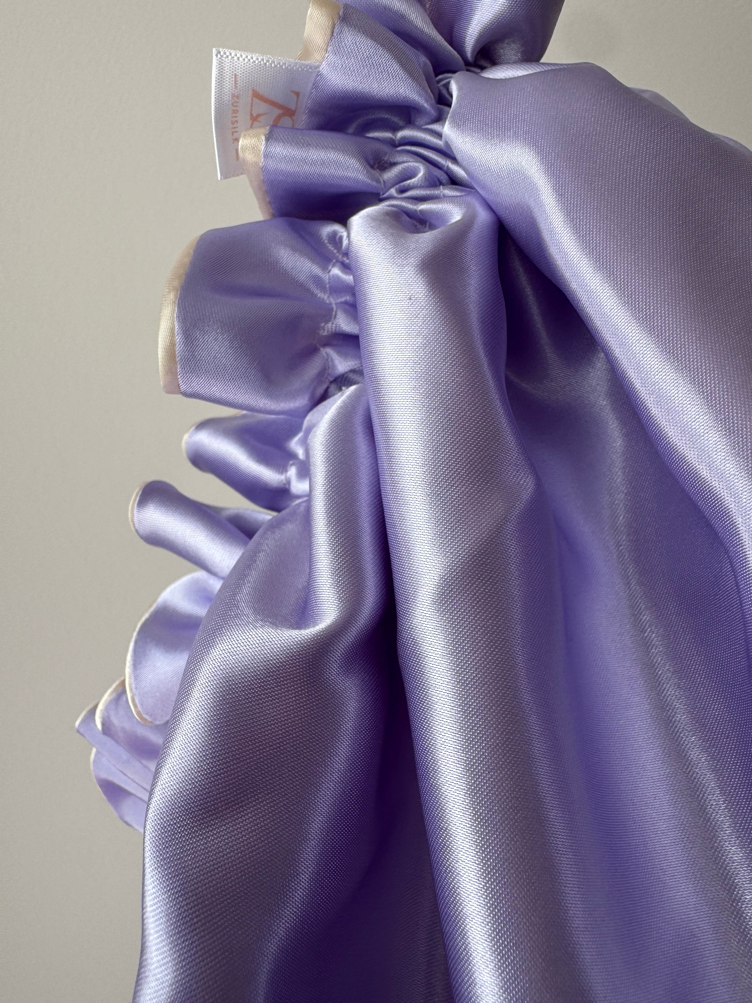 Dubbelzijdige Satijnen Bonnet – Lilac Cream | Luxe bescherming voor je haar